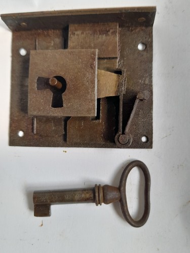 Petite serrure ancienne avec - petite,