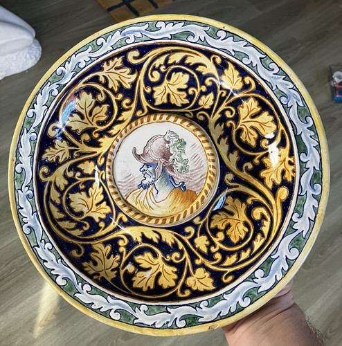 Joli plat décor renaissance - plat,