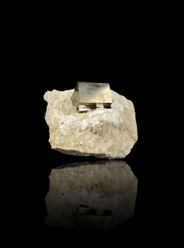 Pyrite sur matrice - pyrite,