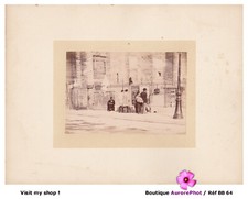 PARIS, HOMMES DEVANT AFFICHES