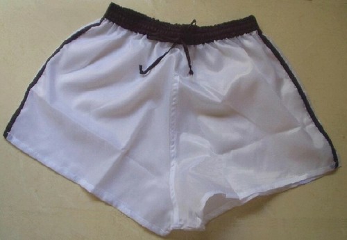 Short nylon blanc légèrement