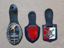 Lot d'insignes métalliques de