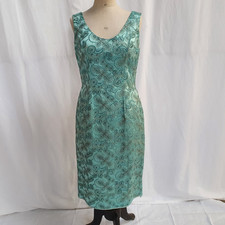 Robe satin de soie brodé