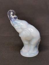 Eléphant en verre opalescent