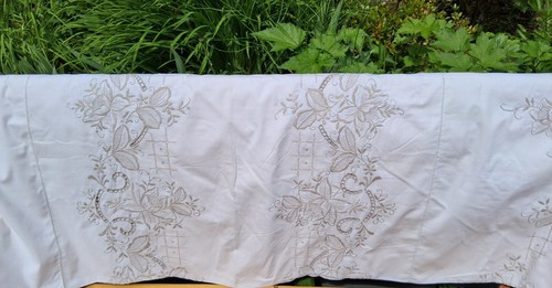 Très jolie nappe brodée - nappe, avec