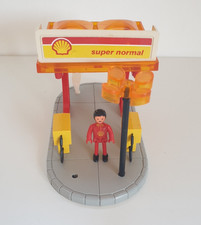 Majokit . SHELL Gas Station Kit. 2 gas pumps and 1 character