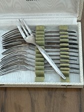 12 METAL SILVER / ANTIQUE SILVERWARE CAKE FORKS