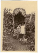 OLD PHOTO - VINTAGE SNAPSHOT - TOY GARDEN ARMCHAIR - TOY
