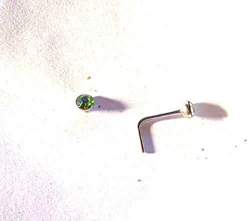 Piercing angle droit - droit, nez