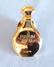 Pin's parfum Sacré de CARON -