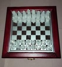  JEU D'ÉCHECS COMPLET ( 32 ) PIÈCES EN VERRE TRANSPARENT  ET DÉPOLI COFFRET BOIS