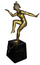 Mascotte automobile danseuse