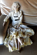 POUPÉE DE SALON EN TISSU -