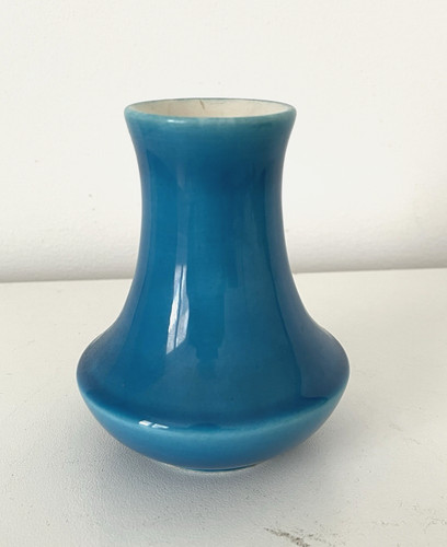 Petit vase bleu signé - , avec