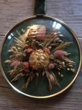 Ancien Cadre Avec Fleurs Séchées Et Verre Bombé. Diam. 15,5 cm