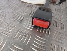 Attache ceinture avant droit