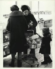 1968 Press Photo Moscow housewives shopping at Gastronome Leningrad - kfx28155