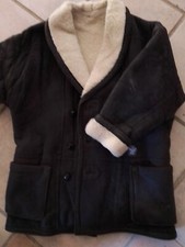 veste en peau mouton retourné marron foncé légèrement vieilli