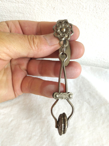 Ancienne pince jupon - pince, saute
