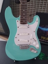 FENDER Surf Vert STRAT Avec /