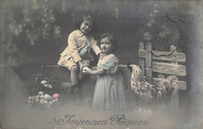 CP JOYEUSES PAQUES 2 JOLIES PETITES FILLES AVEC COQ PANIER OEUFS COLORES