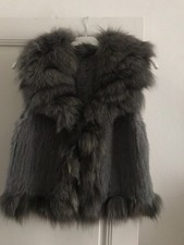 Gilet court sans manches en renard et lapin, en parfait état.