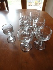 6 anciens verres dépareillés en verre soufflé forme ballon à facettes