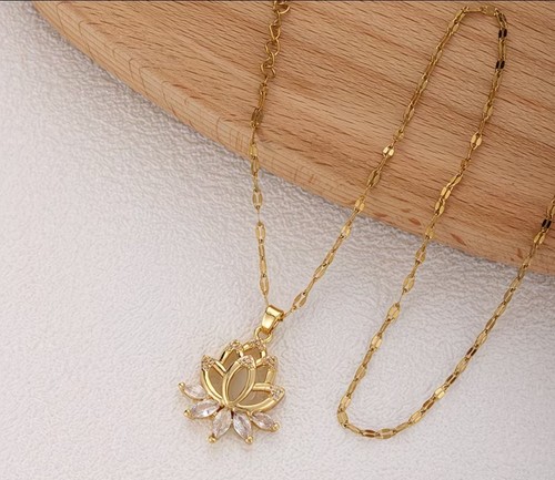 Collier pendentif fleur lotus