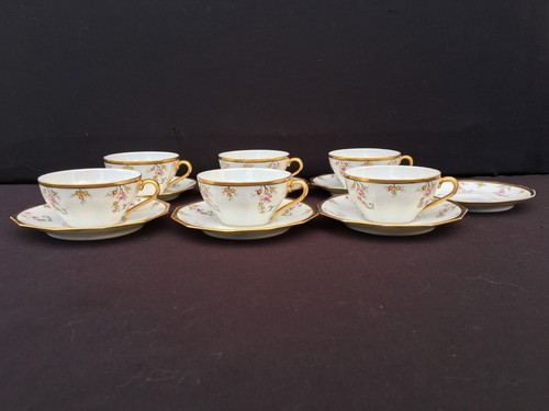 Anciennes tasses sous - tasses, et