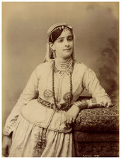 Algérie, Alger, Femme portant