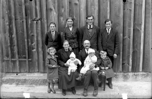 Groupe famille devant porte
