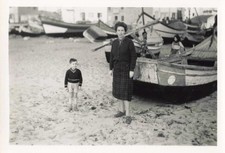 ANCIENNE PHOTO 1953 PORTUGAL A NAZARÉ JEUNE FEMME ET SON ENFANT PRES DES BARQUES