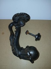 très ancien heurtoir de porte