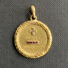 AUGIS Medal d’Amour Or plus Qu’hier Que demain 18K Gold 5.9g pendentif 18ct