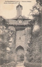 ChâteauRenault à la porte du Château ancien pont levis 7330