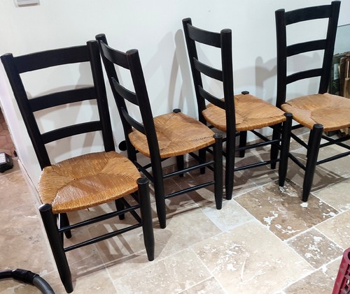 Chaises bauche par - bauche,