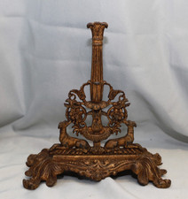 Piétement en fonte décor floral et lévriers