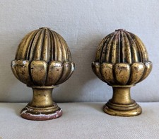 2 Boules Embouts de Tringle à Rideaux en bois doré  XIXème 
