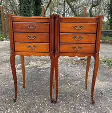 2 petites table de nuit en