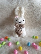 Petit lapin blanc cœur beige