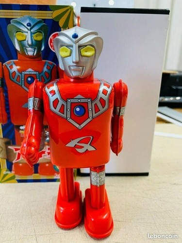 Tin toys robot ultraman en - tin,