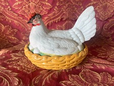 Poule bonbonnière en biscuit coloré staffordshire