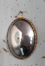 Petit œil de sorcière ovale.