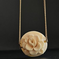 Collier fleur gravée sur os