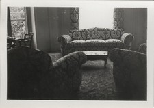 ANTIQUE PHOTO - VINTAGE SNAPSHOT - CURIOSITY INTERIOR DECORATION LIVING ROOM SOFA