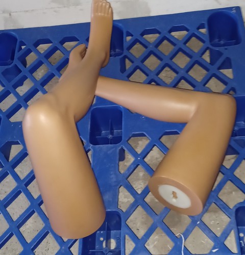 Jambes femme mannequin - , vitrine