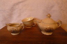 Théière, crémier et 2 tasses porcelaine ancienne fabrique Royale Limoges France 