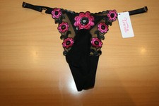 string homme sexy decor fleurs