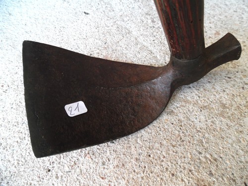 Old tool outil - /,