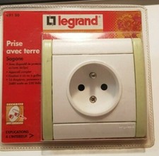 legrand sagane prises de courant avec terre Opalis blanc vert anis 2P+T complet